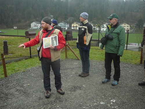 Daniel Buresch, Leiter Ranger-Dienst Tierpark Goldau, erklärt den Tagungsteilnehmern, mit welchen Massnahmen man auf dem Dach des Restaurants „Grüne Gans“ seltene Orchideen ansiedeln will.