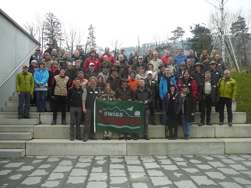 Gruppenbild mit Fahne: Die Teilnehmer der Swiss-Rangers-Jahrestagung vor dem Eingang des Restaurants „Grüne Gans“ im Tierpark Goldau
